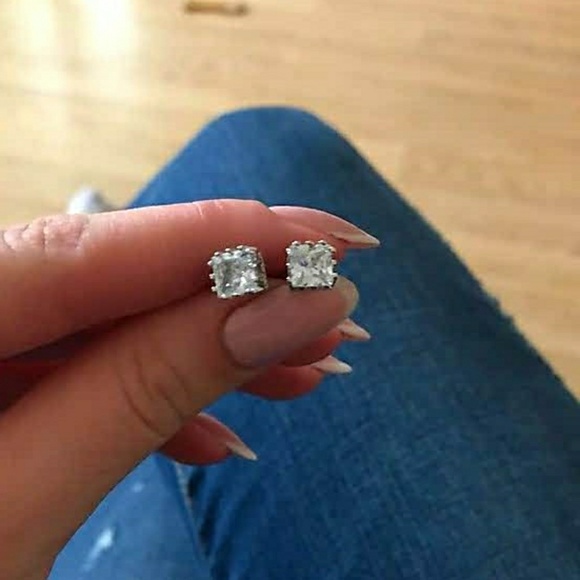 Jewelry - NEW! Sparkling 925 Sterling Cubic Zirconia Studs💎